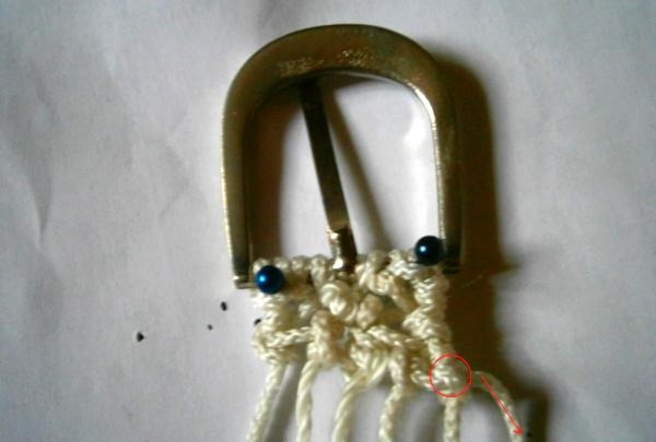 Cinturón de macramé con cuentas