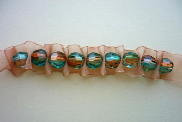 Armbånd lavet af bånd og perler