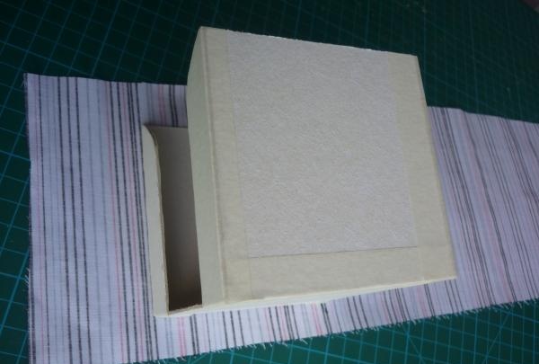 Stovas popieriams, naudojant kartono techniką