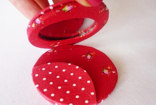 Decorating a mirror from a powder compact