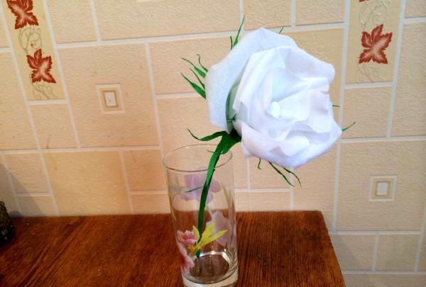 Ruža z vlnitého papiera