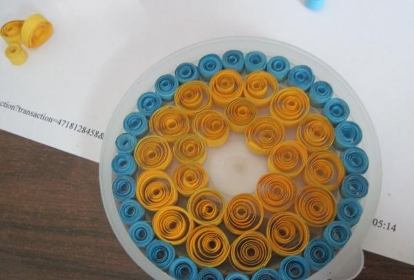 Cutie realizata folosind tehnica quilling