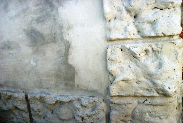 Kerítés díszítése cementdíszekkel