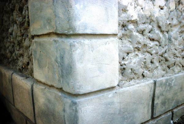 Bir çitin çimento süslemeleriyle süslenmesi