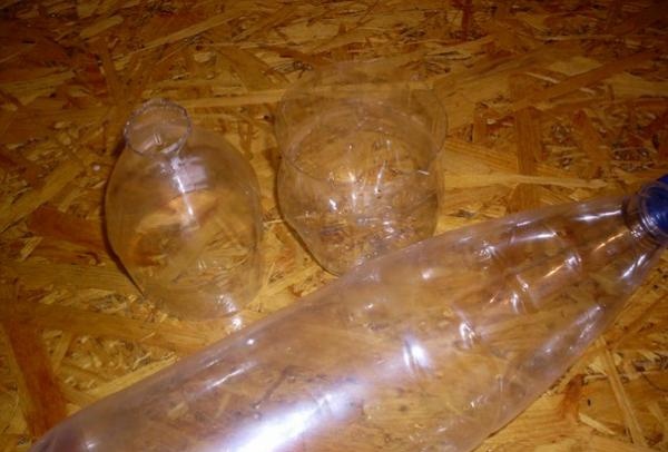 κόβοντας ένα πλαστικό μπουκάλι