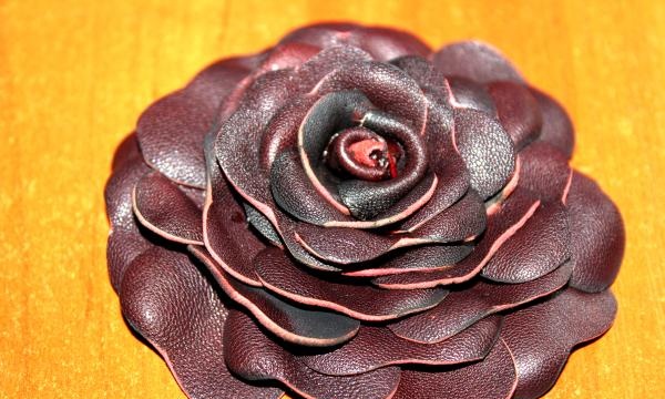 bunga yang diperbuat daripada kulit dan bulu