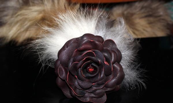 blomst lavet af læder og pels