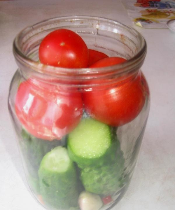 konserverad gurka med tomater