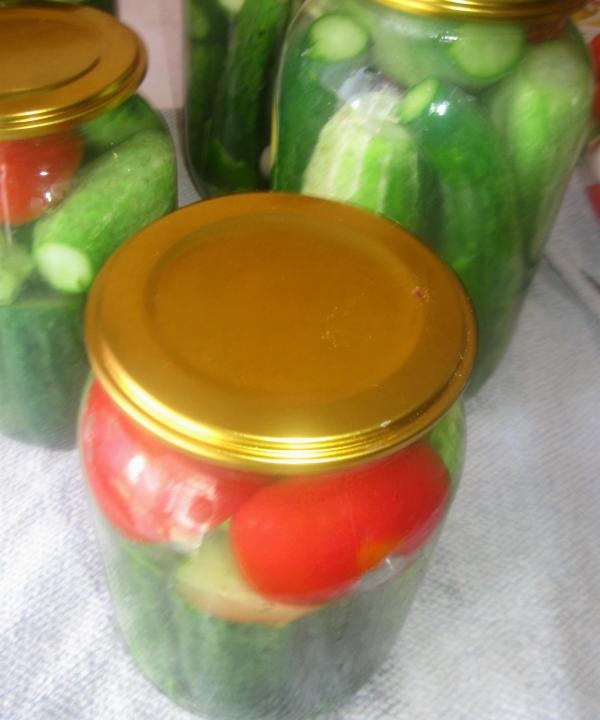 hermetiske agurker med tomater