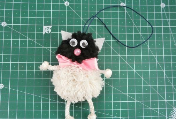 Zabawka dla kota wykonana z nici
