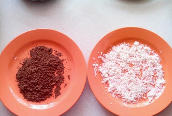 kakaový prášok v kokosových lupienkoch