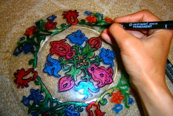 Malowanie talerzy brokatem