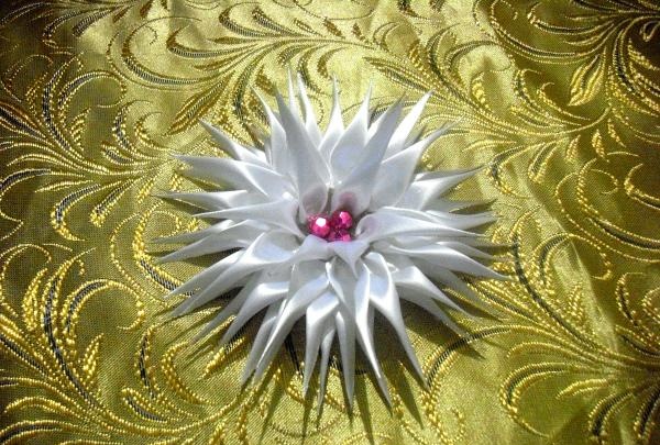 Dahlia putih scrunchie