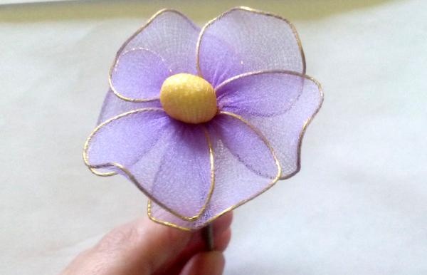 Flores hechas de nailon.