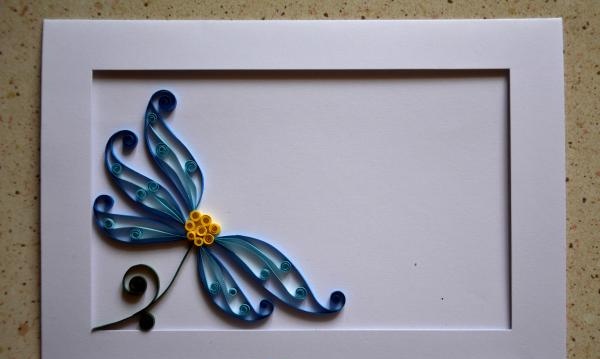 Quilling kartı Bir çiçek üzerinde kelebek