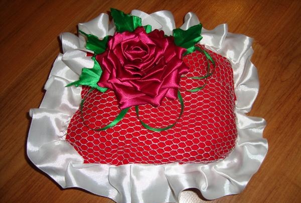 Сватбена възглавница с роза
