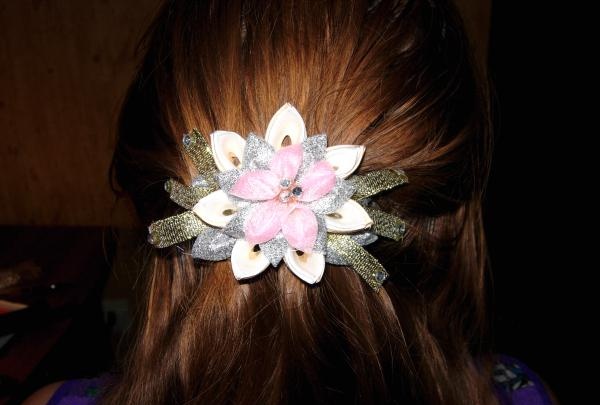 Grampo de cabelo usando técnica kanzashi