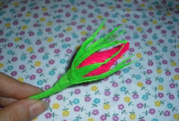 Pupoljak ruže od valovitog papira