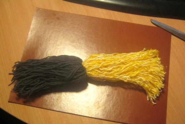 Boneca feita de fios de lã