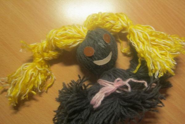 Boneca feita de fios de lã