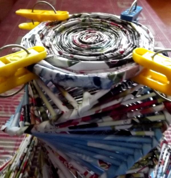 Spiralvasen aus Korbgeflecht aus Papier