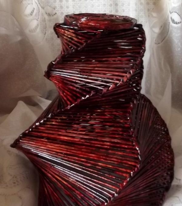 spiralne, papierowe wazony z wikliny