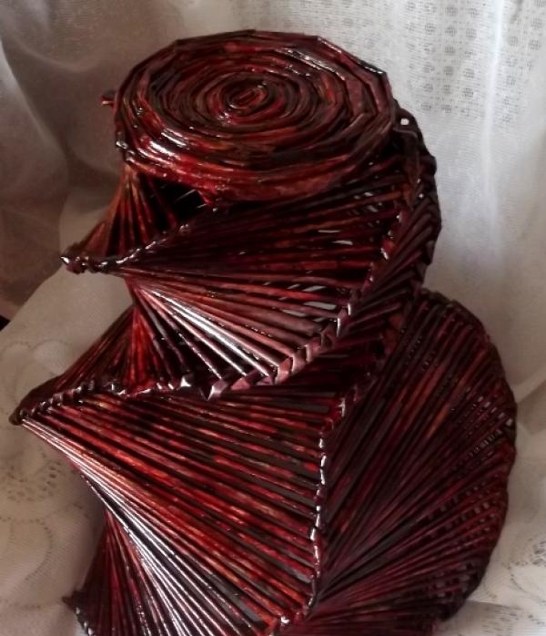 spiralne, papierowe wazony z wikliny
