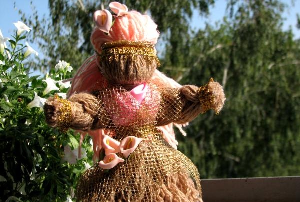 Motanka doll made of yarn