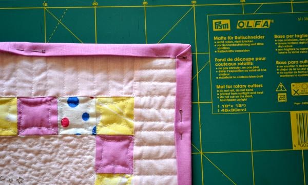 sarung bantal menggunakan teknik patchwork