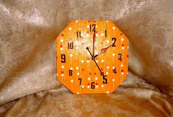 Rellotge de fusta contraxapada