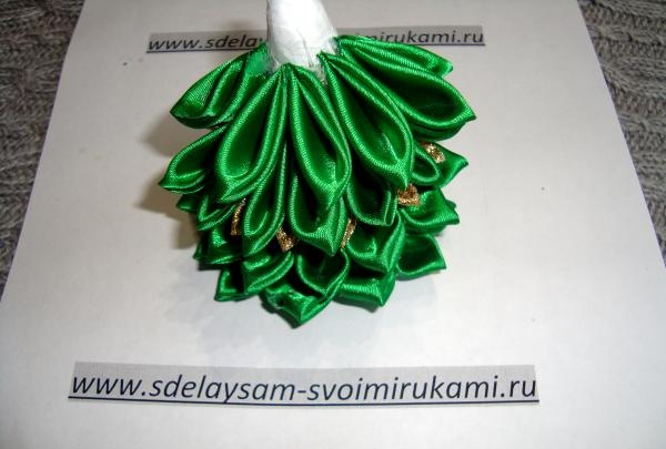 Sapin de Noël en ruban de satin