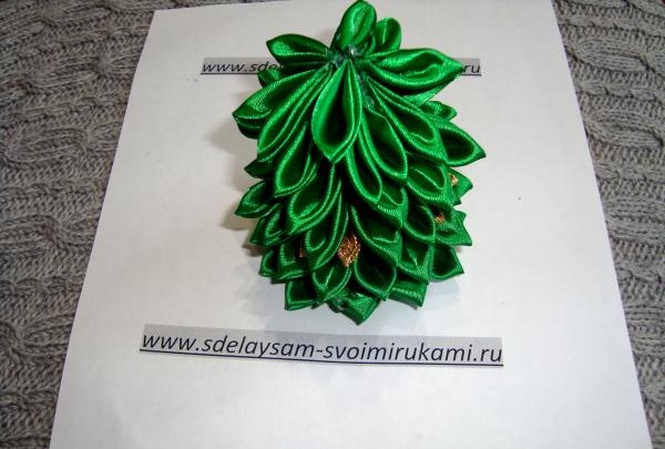 Christmas tree na gawa sa satin ribbon