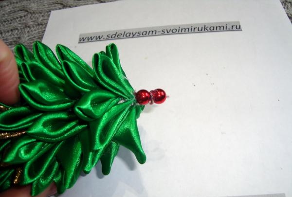Árbol de Navidad hecho de cinta de raso.