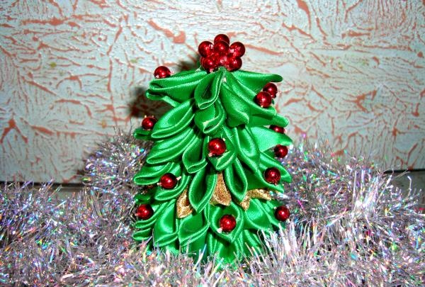 Vánoční stromek vyrobený ze saténové stuhy