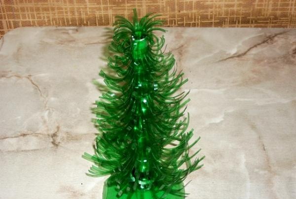 Weihnachtsbaum aus einer Plastikflasche