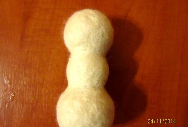 sneeuwpop gemaakt van drie ballen