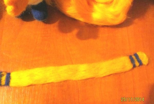 Robienie szalika z żółtej wełny