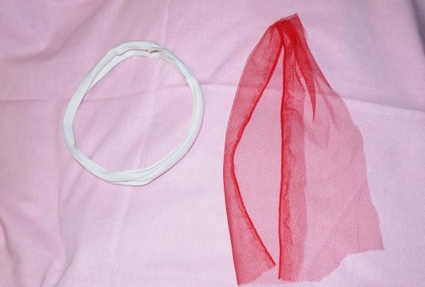 naai een elastische band in een ring