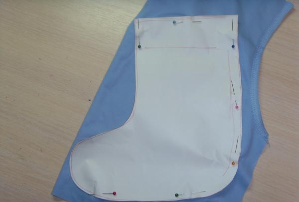 Ставите папирну чарапу на тканину