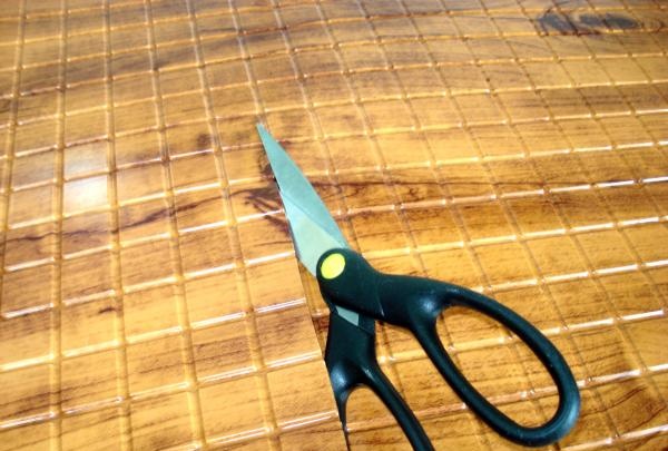 Panely lze snadno stříhat nůžkami