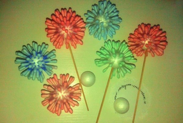 Bolas y flores hechas con bastoncillos de algodón.