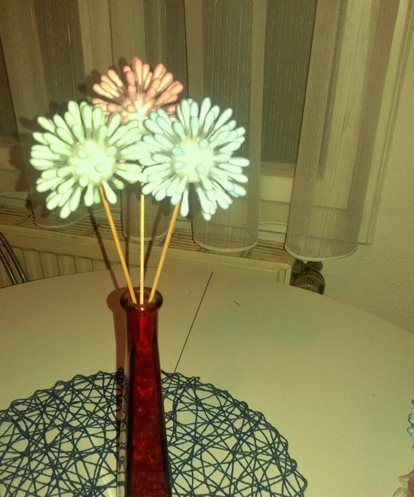 Kuličky a květiny vyrobené z vatových tamponů