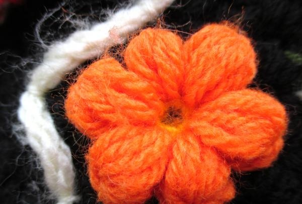Fleur luxuriante tricotée