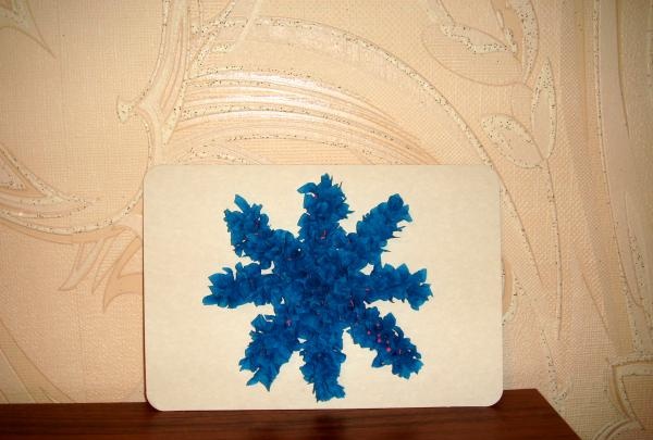 Fiocco di neve fatto di carta ondulata