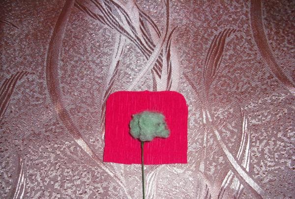 Svieža ruža vyrobená z vlnitého papiera
