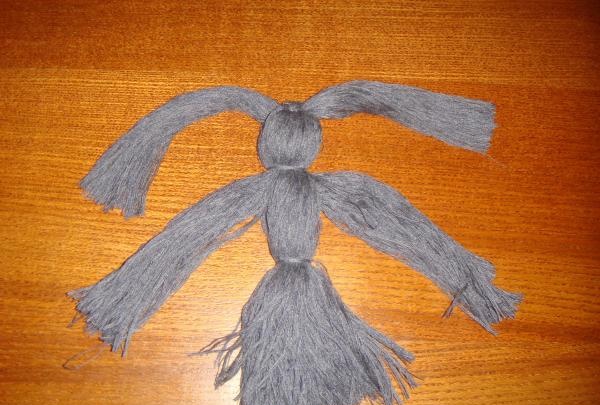 Doll amulet made of threads