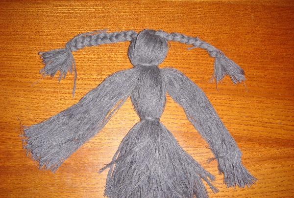 Amulet dla lalki wykonany z nici