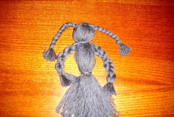 Amuleto de boneca feito de fios