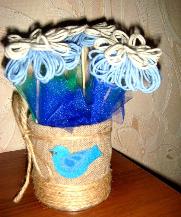 Blomster lavet af tråde i en hjemmelavet vase