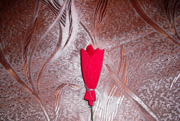 Mawar yang subur diperbuat daripada kertas beralun